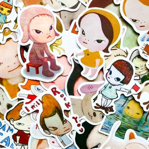 Op de afbeelding: Een verzameling kleurrijke stickers met cartoonachtige illustraties van kinderen met verschillende uitdrukkingen en outfits. Sommige stickers bevatten tekst zoals "I will Rock You". De stickers hebben een glanzende afwerking.