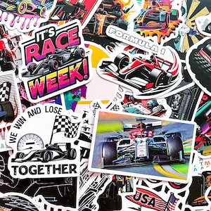 Op de afbeelding: Een verzameling kleurrijke stickers met Formule 1-raceauto's. Sommige stickers hebben tekst zoals "It's Race Week!", "We Win and Lose Together" en "Formula 1". De stickers zijn in verschillende vormen en maten, met levendige kleuren.