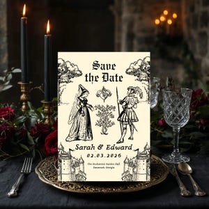 Puede incluir: Una invitación de boda de estilo vintage con el texto "Save the Date" e ilustraciones de una pareja medieval, árboles y castillos. La invitación está sobre una mesa con velas, rosas y un plato decorativo.