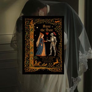 Può includere: Un invito a nozze a tema medievale. Lo sfondo nero presenta un cavaliere che offre una rosa a una donna in abito blu. Il testo recita "Save the Date" ed elenca i nomi della coppia e la data del matrimonio.