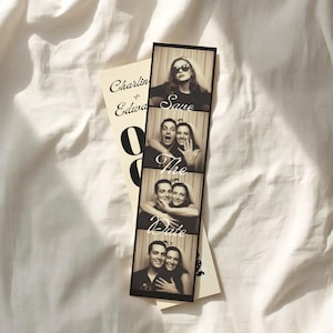 Peut inclure: Une bande de photos sépia avec quatre images d'un couple, avec les mots "Save The Date" en écriture manuscrite. Une carte crème avec les noms "Charlin + Edward" est à côté de la bande de photos.