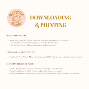 K&ouml;nnte beinhalten: Grafik mit dem Text &bdquo;DOWNLOADING & PRINTING&ldquo; und Drucktipps. Enth&auml;lt Ratschl&auml;ge zu Papierformat, Anschnitt, Beschnittmarken und Papierausf&uuml;hrung. Ein Logo mit einem M&auml;dchengesicht befindet sich in der oberen linken Ecke.