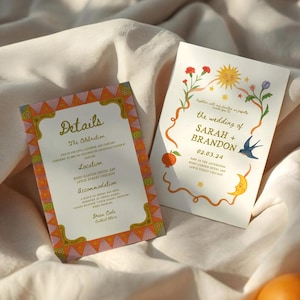 Op de afbeelding: Twee trouwuitnodigingskaarten met bloemen- en hemelse illustraties. Eén kaart bevat details, de andere kondigt de bruiloft van Sarah en Brandon aan. De kaarten hebben een decoratieve rand en zijn geplaatst tegen een zachte, neutrale achtergrond.