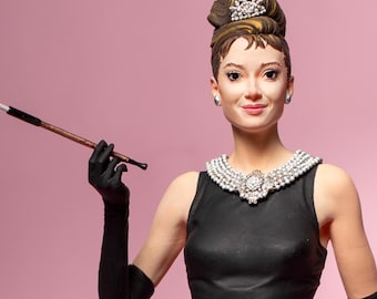 Escultura de Audrey Hepburn pintada a mano: Estatua de resina de Holly Golightly