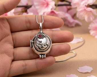 Collana con ciondolo a forma di vampiro ispirato alla verbena – Gioiello con ciondolo a forma di erbe in stile Elena, collana gotica per fan della TV, accessorio regalo unisex per feste