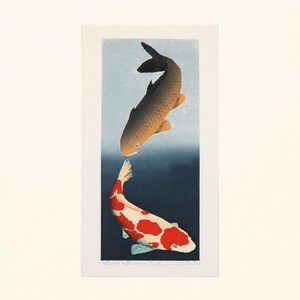Peut inclure: Estampe verticale représentant deux carpes koï. L'une est brun doré, l'autre blanche avec des taches rouges, sur fond d'eau bleue et bleu foncé. L'estampe est de style minimaliste, d'inspiration japonaise.