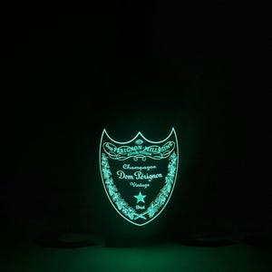 Wystrój baru domowego • Pusta butelka Dom Perignon • Świecący dom perignon • Butelka leer dom perignon • Boutille vide luksusowy dom pérignon • Bouteille vide Luminous Green