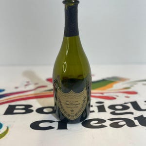 Wystrój baru domowego • Pusta butelka Dom Perignon • Świecący dom perignon • Butelka leer dom perignon • Boutille vide luksusowy dom pérignon • Bouteille vide Vintage