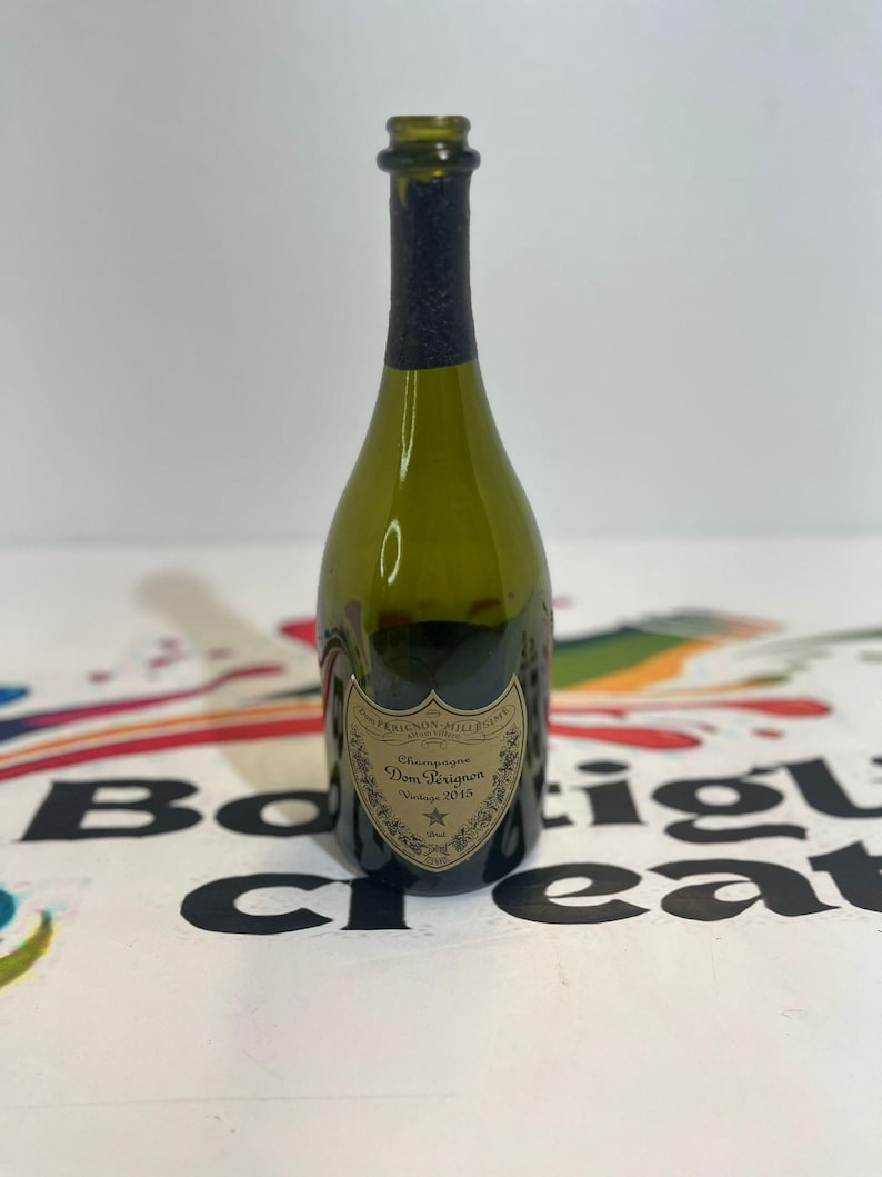 Wystrój baru domowego • Pusta butelka Dom Perignon • Świecący dom perignon • Butelka leer dom perignon • Boutille vide luksusowy dom pérignon • Bouteille vide Vintage
