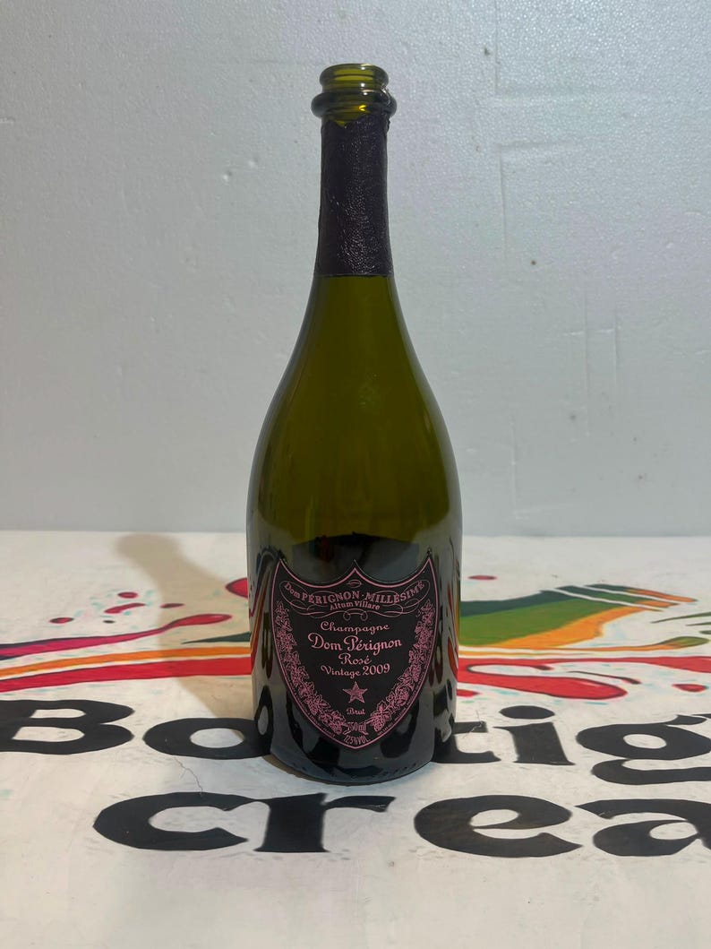 Wystrój baru domowego • Pusta butelka Dom Perignon • Świecący dom perignon • Butelka leer dom perignon • Boutille vide luksusowy dom pérignon • Bouteille vide zdjęcie 10