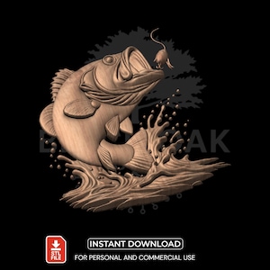 Puede incluir: Tallado en madera detallado de un róbalo saltando fuera del agua, con la boca abierta, persiguiendo un señuelo. Salpicaduras de agua y una silueta de árbol en el fondo. Incluye el texto "DESCARGA INSTANTÁNEA" y "PARA USO PERSONAL Y COMERCIAL".