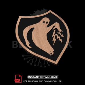 Op de afbeelding: Een houten schildvormig ontwerp met een geest die bliksemschichten vasthoudt. De geest is lichtbruin, tegen een zwarte achtergrond in een schild met een donkerbruine rand. De afbeelding bevat de tekst "INSTANT DOWNLOAD" en "FOR PERSONAL AND COMMERCIAL USE".
