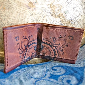 Cartera de cuero con diseño de mandala