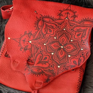 Cartera con diseño de mandala rojo
