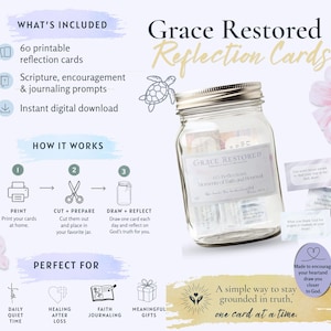 Può includere: Immagine di "Grace Restored Reflection Cards", un prodotto digitale scaricabile con 60 carte stampabili con Scritture e spunti di journaling. L'immagine mostra un barattolo con carte, fiori e testo.