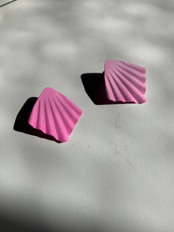 Wavy pink metal post earrings