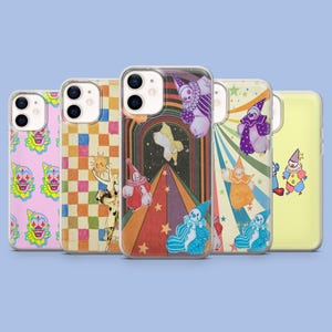 Op de afbeelding: Een verzameling van vijf telefoonhoesjes met unieke ontwerpen. De hoesjes tonen kleurrijke illustraties van clowns, dambordpatronen en retro-stijl graphics. Elke hoes heeft een transparante rand en een glanzende afwerking.