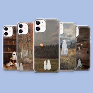 Può includere: Una collezione di cinque custodie per telefono con illustrazioni di fantasmi stravaganti ambientate in vari sfondi paesaggistici. Ogni custodia presenta una scena diversa, tra cui una biblioteca, una foresta, un tramonto e una notte stellata, con un'estetica spettrale e artistica.
