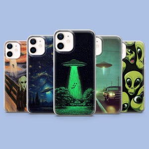 Puede incluir: Una colección de cinco fundas para teléfono con diseños únicos. Las fundas presentan obras de arte inspiradas en pinturas famosas, noches estrelladas y temas alienígenas, incluyendo OVNIs y extraterrestres verdes. Las fundas son transparentes con bordes negros.