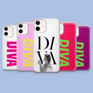 Peut inclure: Plusieurs coques de téléphone aux couleurs vives, chacune affichant le mot "DIVA" en gras et en contraste. L'une des coques présente une image en noir et blanc d'une femme avec le mot "DIVA" en grandes lettres. Les coques sont roses, blanches, rouges et violettes.