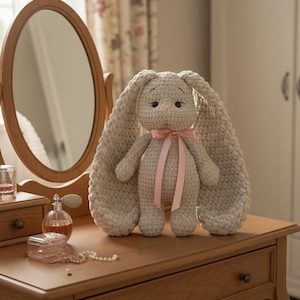 WZÓR NA SZYDEŁKO: Alicja, flamandzki gigantyczny królik – samouczek amigurumi