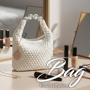 Può includere: Una borsa bianca all'uncinetto con manico di perline e un'etichetta. La borsa è ricoperta di piccole perline rotonde. La parola "Bag" è scritta in corsivo sull'immagine, con "Crochet Pattern" sotto.