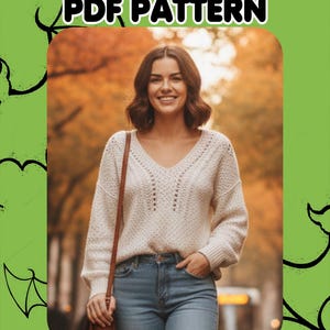 Può includere: Una donna indossa un maglione color crema con scollo a V e jeans blu. Il maglione ha un motivo a maglia strutturato. L'immagine è incorniciata con un bordo verde e le parole "PDF PATTERN" sono in alto. Una borsa in pelle marrone è sulla spalla.
