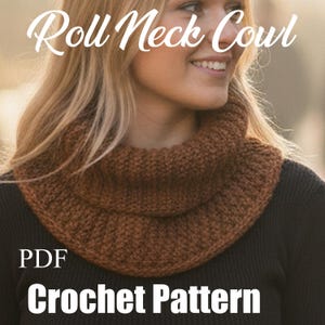 Könnte beinhalten: Ein brauner Rollkragen, gehäkelt mit einem strukturierten Stich. Das Bild enthält den Text "Roll Neck Cowl" und "Crochet Pattern". Der Schal wird von einer Person mit blonden Haaren und einem schwarzen Oberteil getragen.