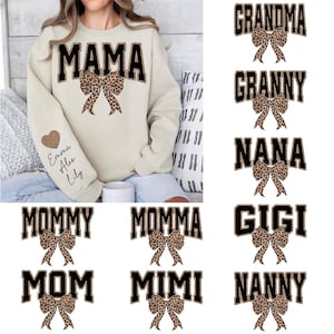 Puede incluir: Sudadera beige con la palabra "MAMA" en letras negras y un lazo con estampado de leopardo. La manga izquierda tiene un coraz&oacute;n con estampado de leopardo con nombres. Otros dise&ntilde;os: "Grandma", "Granny", "Nana", "Mommy", "Momma", "Gigi", "Mom", "Mimi" y "Nanny".