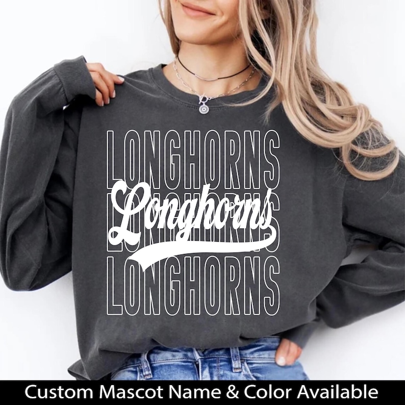 Puede incluir: Sudadera gris oscuro con la palabra "Longhorns" en un dise&ntilde;o apilado. La palabra "Longhorns" est&aacute; en blanco, en negrita, con contorno. La parte inferior de la imagen tiene el texto "Custom Mascot Name & Color Available".