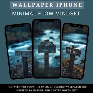 Può includere: Tre schermi di iPhone che mostrano sfondi a tema natura. Ognuno presenta un cartello di legno con la parola "Flow" sullo sfondo di un fiume o torrente. Il testo in alto recita "WALLPAPER IPHONE MINIMAL FLOW MINDSET."
