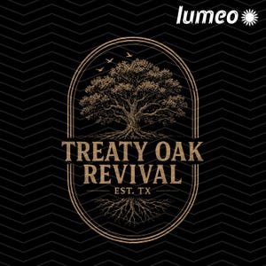 Op de afbeelding: Goud en bruin logo op een zwarte achtergrond met een zigzagpatroon. Het logo toont een boom met wortels en takken, de tekst "TREATY OAK REVIVAL" en "EST. TX". Drie vogels vliegen boven de boom.