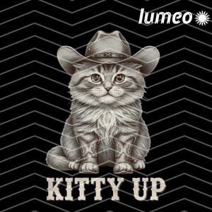 Könnte beinhalten: Graustufen-Illustration einer Katze mit Cowboyhut und -stiefeln, vor einem schwarzen Zickzack-Hintergrund. Der Text "KITTY UP" wird unten in einer Schriftart im Western-Stil angezeigt.