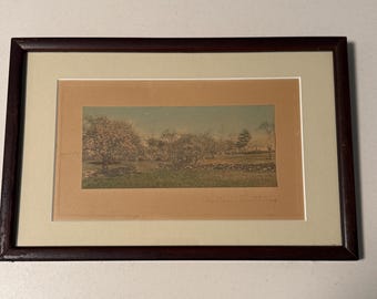 Fotografía antigua coloreada a mano de Wallace Nutting, firmada, de un paisaje de un huerto de Nueva Inglaterra, enmarcada.