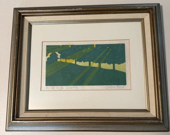 Rara estampa vintage firmada de Sabra Field, sin numerar, “Casa en el campo”.