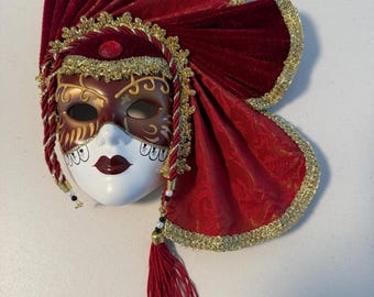 Espectacular máscara de pared de mascarada de estilo veneciano, diseñada como pieza decorativa llamativa.