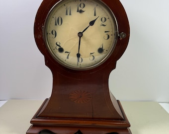 Reloj de sobremesa antiguo de Wm. L. Gilbert con medallón, péndulo y llave de estilo incrustado.