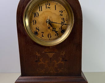 Reloj de sobremesa antiguo Seth Thomas con llave y péndulo en funcionamiento. Necesita ajuste. Le falta el bisel.