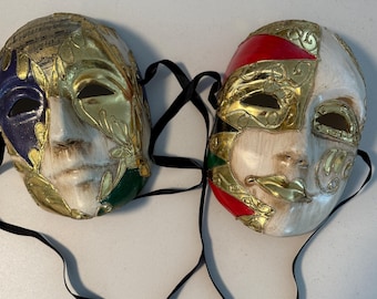 Par de máscaras de mascarada de estilo veneciano coordinadas, vendidas juntas como un conjunto decorativo a juego.
