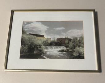 Las cataratas (Middlebury Falls, Vermont) – Fotografía coloreada a mano por Kristin Hirsch – Firmada y enmarcada. Arte de Nueva Inglaterra.