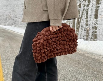 Borsa gonfia fatta a mano all'uncinetto con filato Alize