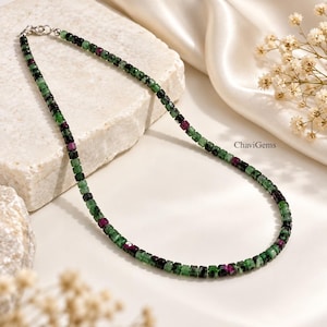 Halsband med naturligt rubin-zoisit, halsband med kub-facetterat pärlhalsband med rubin-zoisit, 3 mm kub-lådformad ädelstenshalsband, handgjorda minimalistiska smycken.