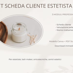 Può includere: Una candela bianca in un piccolo barattolo di vetro con uno stoppino di legno, posta su una superficie neutra. L'immagine include il testo: "KIT SCHEDA CLIENTE ESTETISTA" e "3 MODULI PROFESSIONALI".
