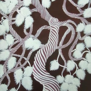 Peut inclure: Peinture abstraite d'un arbre sur fond marron. Le tronc et les branches sont rayés de blanc et de marron. Des feuilles blanches et duveteuses sont dispersées sur les branches.