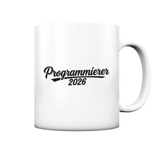 Könnte beinhalten: Weißer Keramikbecher mit dem Text "Programmierer 2026" in schwarzer Schrift. Der Becher hat einen Standardgriff und eine zylindrische Form, geeignet für heiße oder kalte Getränke.