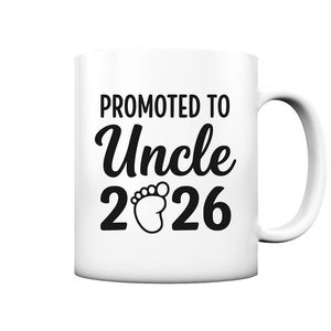 Può includere: Tazza in ceramica bianca con la scritta nera "PROMOTED TO Uncle 2026". Il design include un'impronta di piede di bambino. La tazza ha un manico curvo ed è adatta per bevande calde o fredde.