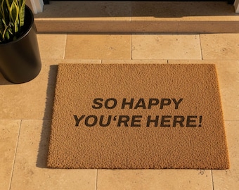 Luksusowa mata „So Happy You're Here”, mata powitalna, zabawna mata powitalna, prezent na parapetówkę, urocza dekoracja ganku, dywanik zewnętrzny, mata kokosowa