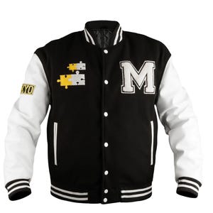 Peut inclure: Veste de style universitaire noire avec des manches blanches. Elle présente un grand "M" blanc sur la poitrine et des écussons en forme de pièces de puzzle. "KYO" sur la manche gauche. Poignets et ourlet côtelés à rayures blanches.