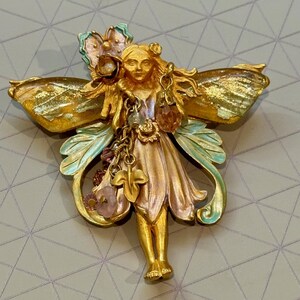 Pin's Kirks Folly Or Avec Breloques Pendantes - Occasion, Couleur Or, Style Féminin