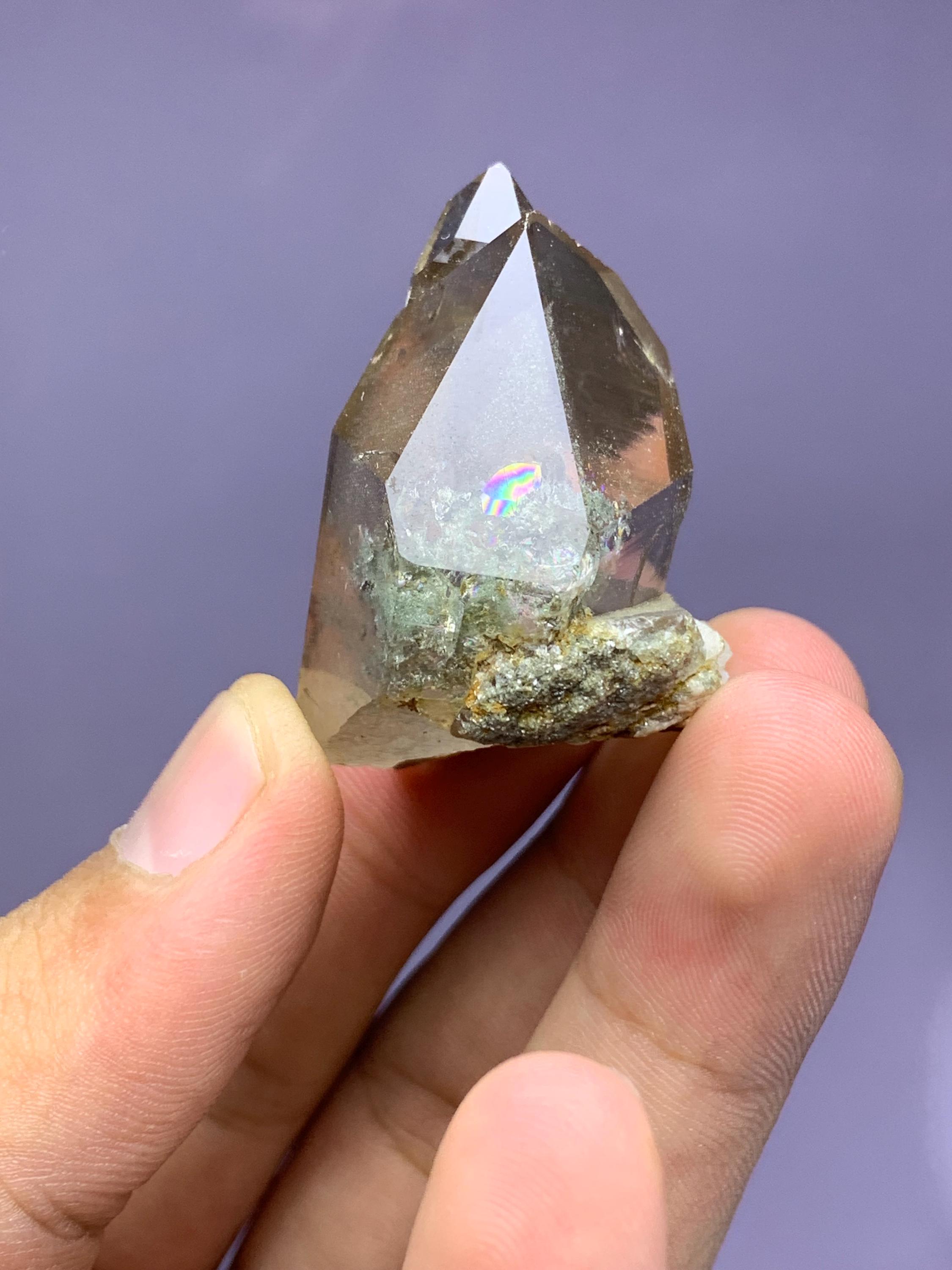 パキスタンのスカルドゥ産、内包物を含むスモーキークォーツ